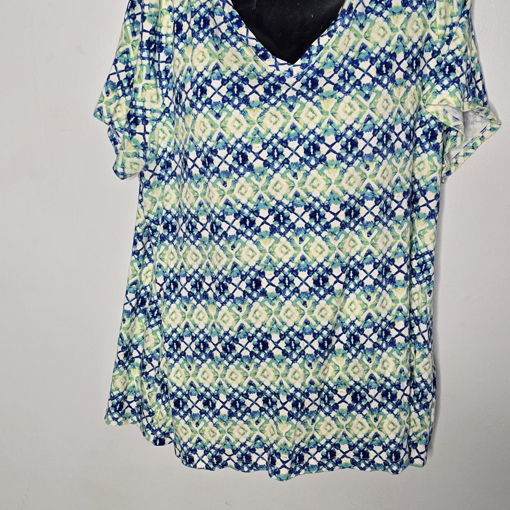 Geometric V-Neck Short Sleeve Top